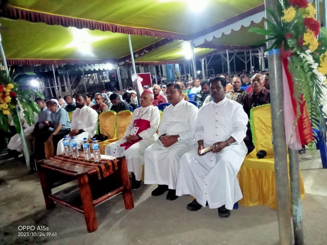 Nilailah Orang Lain Setelah Mendengarkan Dia Dan Kisahnya – Embun Rohani